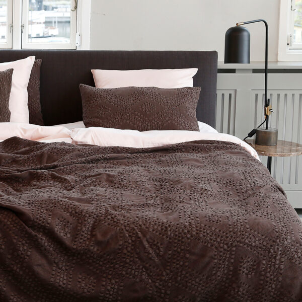 HMT Sengetæppe Jurma 280x260 Brun - Sengetæppe HMT Blødt og smukt sengetæppe med mønster indprintet  - fås i flere størrelser. Det er dejligt nemt at lægge på sengen