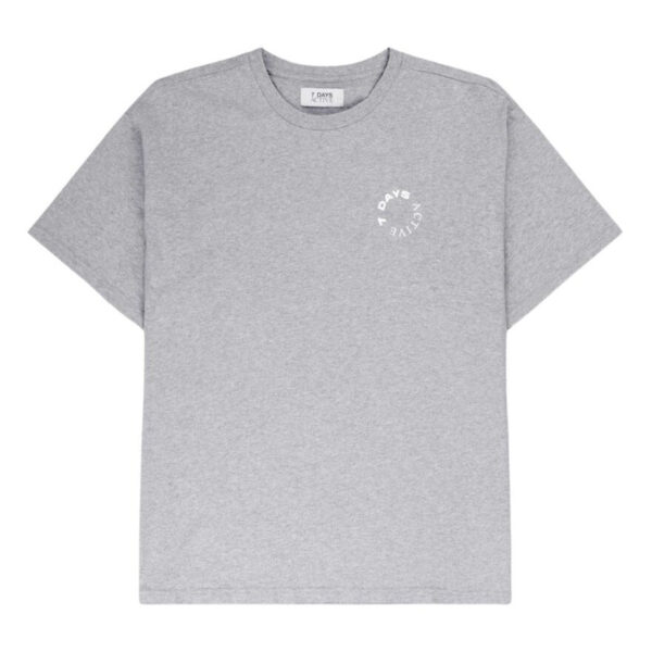 7 Days Active - Organic Logo t - grå - Size (xl) - Tøj > Basics > T-shirts  Organic Logo t-shirten er designet i en regulær til loose silhuet med rund halsudskæring