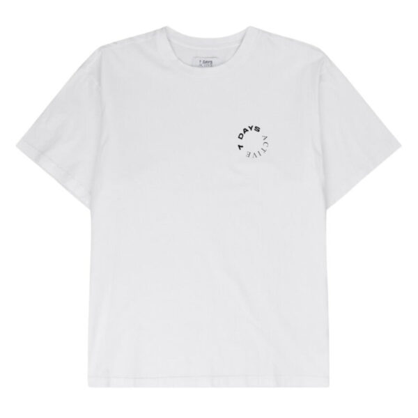 7 Days Active - Organic Logo t - hvid - Size (xl) - Tøj > Basics > T-shirts  Organic Logo t-shirten er designet i en regulær til loose silhuet med rund halsudskæring