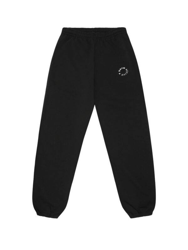 7 Days Active - Organic sweatpants  - sort - Size (l) - Tøj > Joggingtøj > Sweatpants  Organic sweatpants er designet i en boxy og regulær silhuet med elastikkant foroven og ved anklerne. Bukserne har 7 Days Active logo foran og kommer i en sort farve.