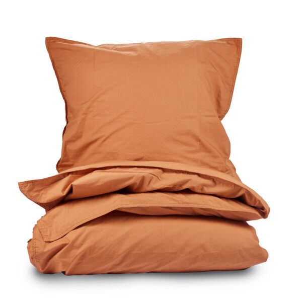 Bahne Interior - Curly Percale sengetøj - amber - Puder & tekstiler > Sengetøj > Sengesæt  Curly Percale sengesæt i en lækker brændt orange. Sengesættet er lavet af 100% OKEO-tex og GOTS-certificeret økologisk bomuld percale og fås i to størrelser.