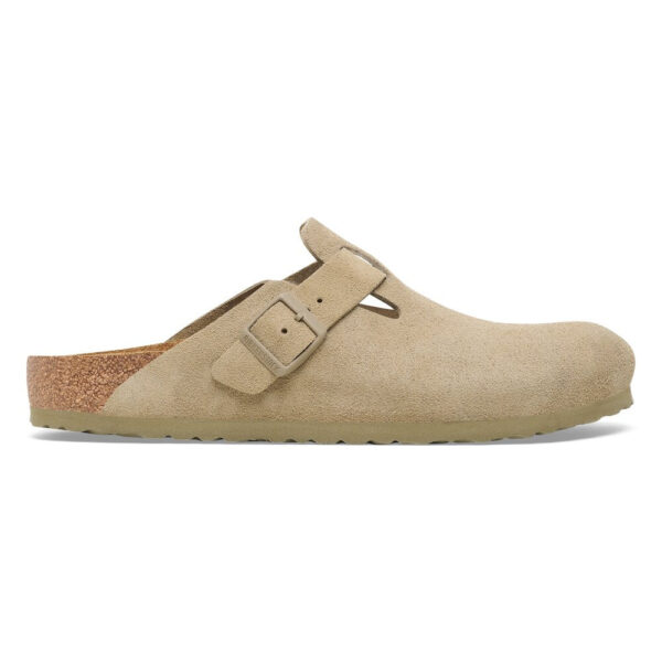 Birkenstock - Boston Clogs  - beige - Size (41) - Sko > Clogs > Clogs  Disse Boston Clogs er designet i en klassisk silhuet med rund snude og spænde over vristen. De kommer her i en lys khaki grøn/brun farve og er lavet i ruskind.