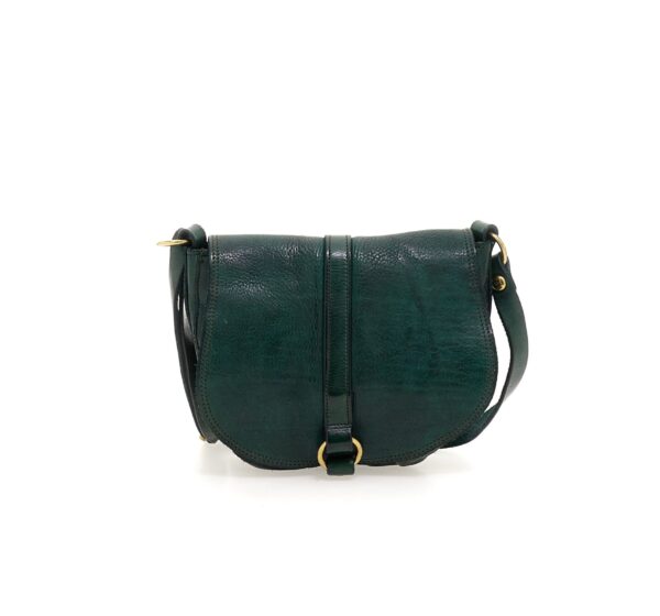 Campomaggi - Crossbodytaske i skind - Green Bottle - Tasker > Crossbody tasker > Crossbody tasker  Håndlavet crossbodytaske i en lækker grøn læder. Tasken er lavet i Italien og den har fine gulvfarvede detaljer. Tasken har en justerbar rem.