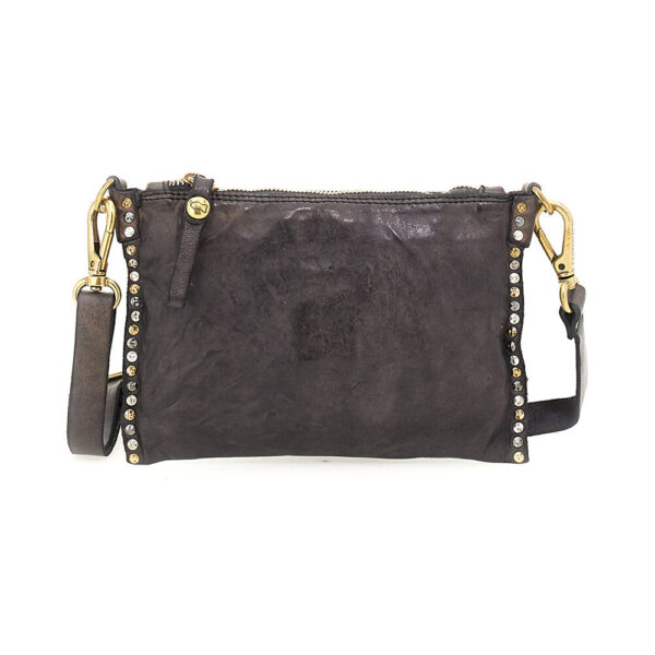 Campomaggi - cowhide charro stitching crossbodytaske - military - Tasker > Crossbody tasker > Crossbody tasker  cow-p/d skuldertasken er håndlavet i Italien og lavet i den lækreste kolæderkvalitet. Tasken er designet i en lille silhuet med en aftagelig og justerbar skulderrem og en masse forskellige nitter langs kanterne.Â 