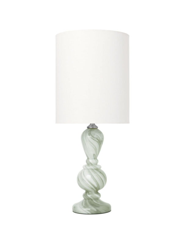 Cozy Living - Christine lampe - Seagrass/Ivory - Lamper > Bordlamper > Bordlamper  Christine lampen er en bordlampe fra Cozy Living. Lampens fod er designet med et mønster af hvirvler i grøn og hvid. Lampeskærmen er hvid og klassisk. Christine lampen har på denne måde formået at kombinere klassisk og moderne design.