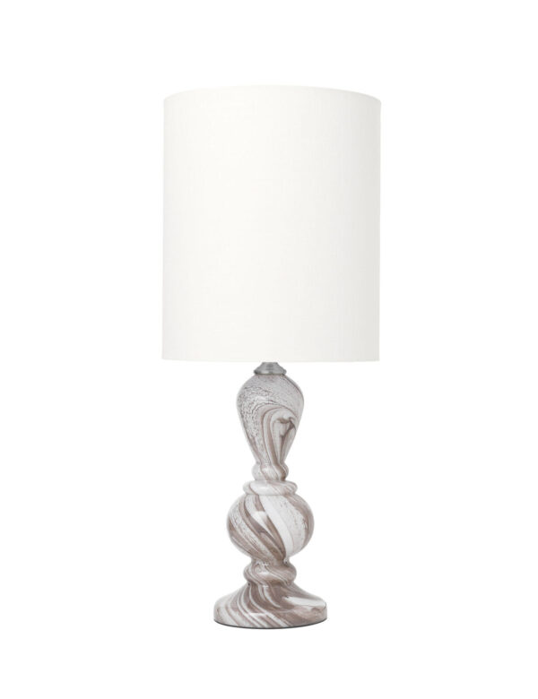 Cozy Living - Christine lampe - Taupe Swirl/Ivory - Lamper > Bordlamper > Bordlamper  Christine lampen er en bordlampe fra Cozy Living. Lampens fod er designet med et mønster af hvirvler i brun og hvid. Lampeskærmen er hvid og klassisk. Christine lampen har på denne måde formået at kombinere klassisk og moderne design.