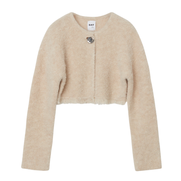 Day Birger Et Mikkelsen - June cardigian  - creme - Size (m) - Tøj > Striktrøjer > Cardigans  June er en kort cardigan med knaplukning fortil med en stor sølvfarvet knap. Cardiganen er i et tykt og blødt materiale med tekstur. Forneden er cardiganen pyntet med frynser.