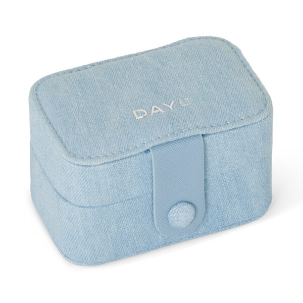 Day Et - Denim Mini smykkeskrin - Light Denim - Smykker > Smykkeopbevaring > Smykkeskrin  Denim mini smykkeskrinetÂ er designet i denim og har DAY ET logoet fortil i sølv ogÂ lukkes med en knap foran. Den lille størrelse gør det nemt at medbringe smykkeskrinet i en større taske