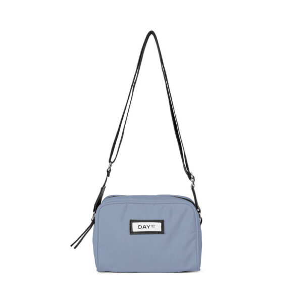 Day Et - Gweneth RE Boxy crossbody taske - Infinity - Tasker > Crossbody tasker > Crossbody tasker  Gweneth RE Boxy crossbodytasken er designet i et klassisk look og har en justerbar crossbodyrem med sølv hardware. Tasken har logo foran og lukkes med lynlås.