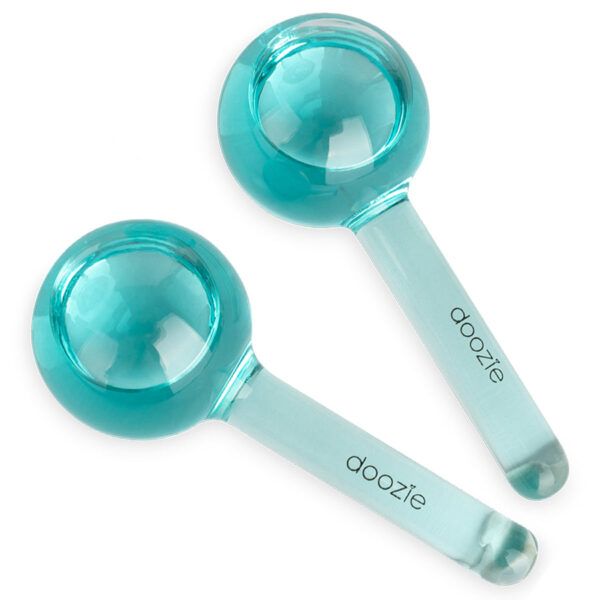 Doozie - Facial Ice Globes - Light Blue - Ansigtspleje > Ansigtsruller & Gua Sha sten > Ansigtsruller  Facial Ice Globes i Light Blue fra Doozie. Ved brug af kuldebehandling på huden