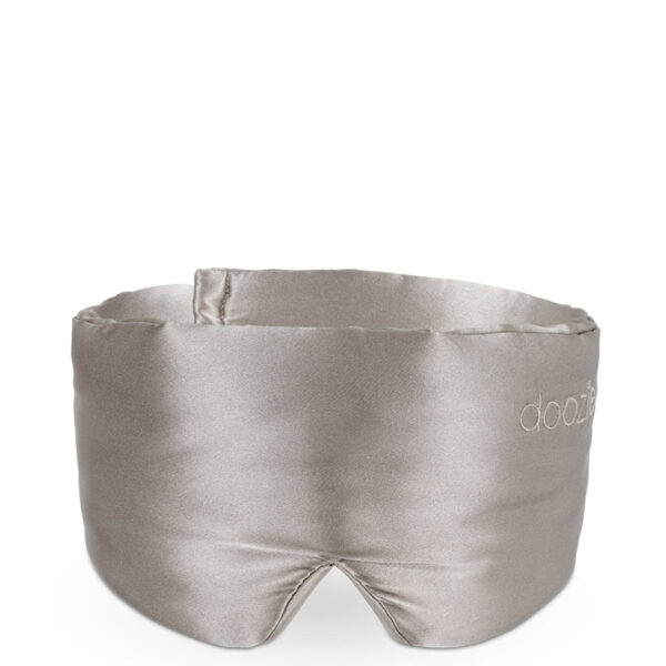 Doozie - Luxury sovemaske - Pearl Grey - Accessories >  >  Luksuriøs sovemaske fra Doozie. Sovemasken er lavet i en kraftig silke og er polstret. Dens fyld er lavet af bomuld. Udover at masken er designet til at holde alt lys ude