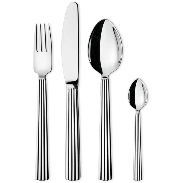 Georg Jensen - Bernadotte bestiksæt - 16 stk. - Borddækning > Bestiksæt > Bestiksæt  Bernadotte bestikket er en designklassiker fra 1939. Det ikoniske riflede design er både smukt og behageligt at holde om. Sættet består af bestik til fire personer