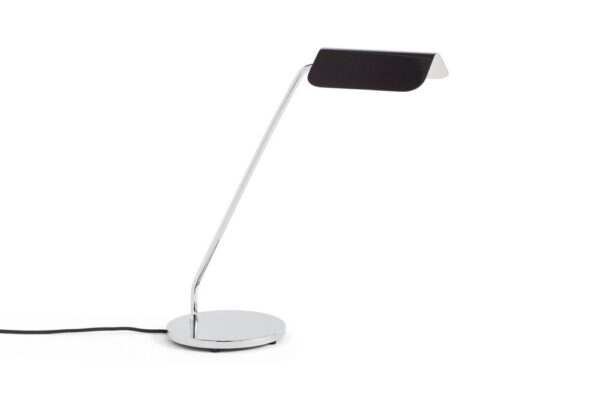 Hay - Apex bordlampe - Iron black - Lamper > Bordlamper > Bordlamper  Apex bordlampen er designet i et slankt design med et chrom stel og en kantet skærm i chrom.