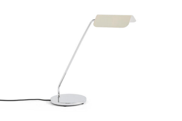 Hay - Apex bordlampe - Oyster white - Lamper > Bordlamper > Bordlamper  Apex bordlampen er designet i et slankt design med et chrom stel og en kantet skærm i chrom.