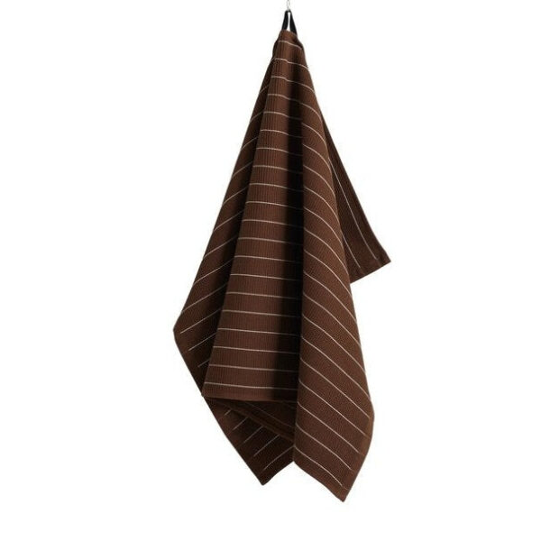 Hay - Canteen viskestykke - Chocolate Pinstripe - Køkkenudstyr > Køkkentekstiler > Viskestykker  Canteen viskestykke med pinstripe i brun. Viskestykket er lavet af 100% OEKO-TEX økologisk bomuld og det måler 52x80 cm. Fås i flere farver.