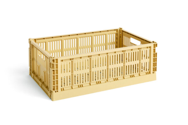 Hay - Colour Crate L kasse - Golden Yellow - Interiør > Opbevaring > Kasser  HAY har designet en ny serie af Colour Crate kasserne lavet af 100% genanvendt husholdningsplastaffald i en række forskellige farver og størrelser. Denne kasse fås i large og farven Golden Yellow. Kasserne kan stables oven på hinanden