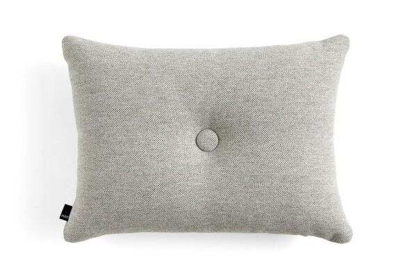 Hay - Dot Cushion Mode pude - Warm Grey - Puder & tekstiler > Puder > Pyntepuder  Pude i farven Warm Grey fra HAY. Puden er fremstillet i genanvendt materiale og fås i fire flotte farver. Udforsk dem alle her på Bahne.dk og find dine favoritter!