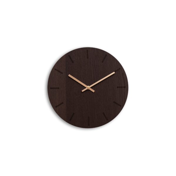 Hemverk - Dark Oak vægur - Ø28 cm. - Interiør > Ure > Vægure  Vægur fra Hemverk i Dark Oak. Uret har messingfarvede visere og hver eneste ur vil være unikt