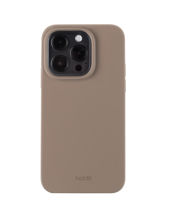 Holdit - iPhone 15 Pro Silicone cover - Mocha Brown - Accessories >  >  Enkelt silikone cover fra Holdit med logo i bunden. Coveret er designet i en ensfarvet lysebrun farve og passer en iPhone 15 Pro.