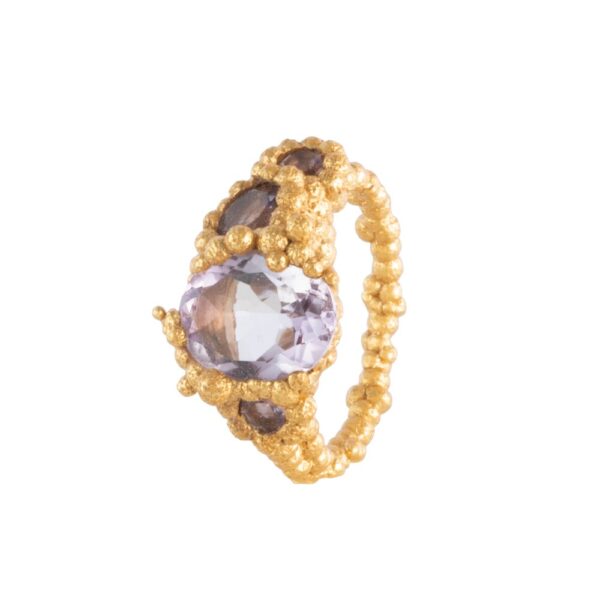 House Of Vincent - Moonlit Secret Gilded ring - forgyldt - Smykker > Ringe > Ringe  Forgyldt ring fra House of Vincent. Ringen er designet som små kugler rundt om ringen og med en stor pink ametyst sten med mindre omkring.