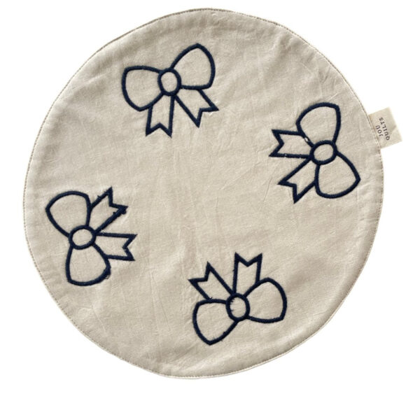 Jou Quilts - Jou Embroidery serviet til brødkurv - Big Bows Navy - Borddækning > Tilbehør til bordet > Brødkurve  Rund serviet til brødkurve i 100% økologisk bomuld med sløjfemotiv i mørkeblå.