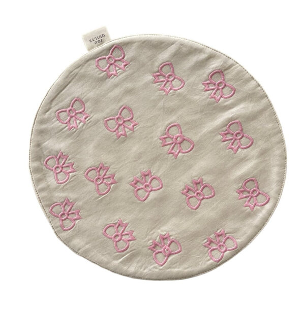 Jou Quilts - Jou Embroidery serviet til brødkurv - Small Bows Pink - Borddækning > Tilbehør til bordet > Brødkurve  Serviet til brødkurve i 100% økologisk bomuld med fint sløjfemotiv i pink.