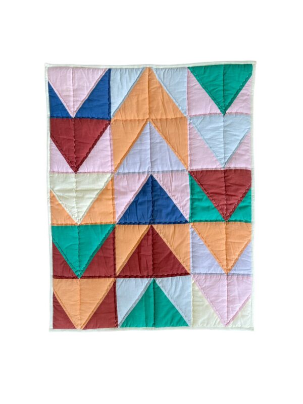 Jou Quilts - Jou Leela vægtæppe - Multi - Interiør > Dekoration > Vægdekorationer  Jou Leela vægtæppet er designet i et quilted design i fine pastel nuancer.Â 