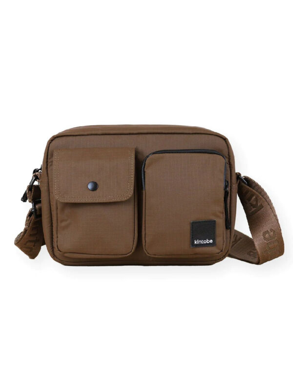 Kintobe - Miles crossbodytaske - Earth Brown - Tasker > Crossbody tasker > Crossbody tasker  Lækker crossbodytaske med justerbar strop. Tasken har to lommer foran