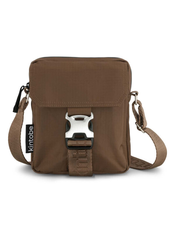 Kintobe - Nico taske - Earth Brown - Tasker > Crossbody tasker > Crossbody tasker  Mini-messenger-taske fra Kintobe i Earth Brown. Tasken har en justerbar strop