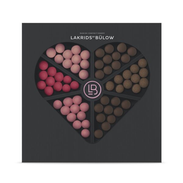 Lakrids By Bülow - LOVE Selection Box - Køkkenudstyr > Delikatesser > Slik  LOVE Selection Box indeholder et lækkert og smagsfyldt udvalg af både populære klassikere og limited edition smage fra Lakrids by Bülow. Boksen indeholder smagene: Strawberry & Creme