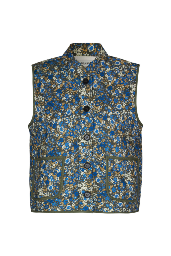 Lollys Laundry - Cairo vest  - mønstret - Size (xl) - Tøj > Veste > Veste  Cairo vesten er er designet med et fint blomstret print i blå og gule nuancer. Vesten let vatteret og fremstillet af 100% blød bomuld. Med store knapper og en stående krave har den et tidløst design.