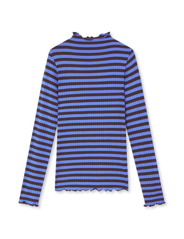 Mads Nørgaard - 5X5 Stripe Trutte langærmet t - blå - Size (xxl) - Tøj > T-shirts > T-shirts  Denne langærmet og ribstrikket bluse er designet med blå og mørkebrune striber. Trøjen er fleksibel og er derfor super behagelig at have på. Trøjen er tætsiddende med en høj hals og krøllede detaljer i kanterne.