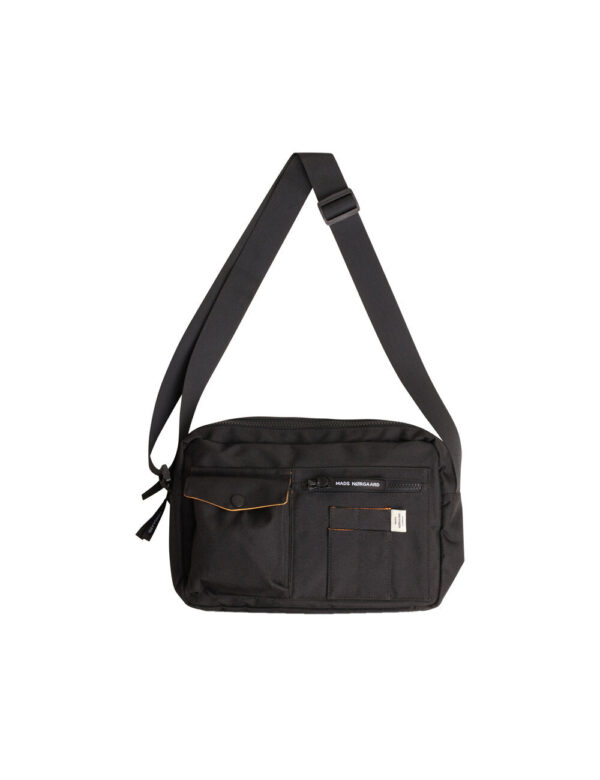 Mads Nørgaard - Bel One Cappa crossbodytaske - sort - Tasker > Crossbody tasker > Crossbody tasker  Fin og rummelig Bel One Cappa skuldertaske i farven sort fra Mads Nørgaard. Tasken er fremstillet i 100% polyester. Tasken har et stort rum og to små indvendigt. Dertil små fine lommer udvendigt.