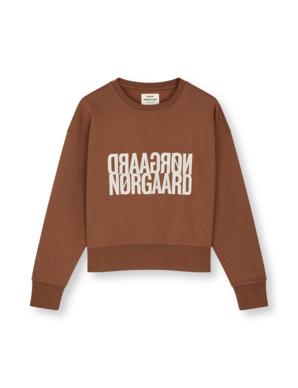 Mads Nørgaard - Organic Sweat Tilvina sweatshirt  - brun - Size (xxl) - Tøj > Joggingtøj > Sweatshirts  En klassisk sweatshirt fra Mads Nørgaard med stort hvidt logo. Trøjen er fremstillet af 100% økologisk bomuld med en blød børstet inderside. Pasformen på trøjen er en smule oversized og med ribbede kanter.