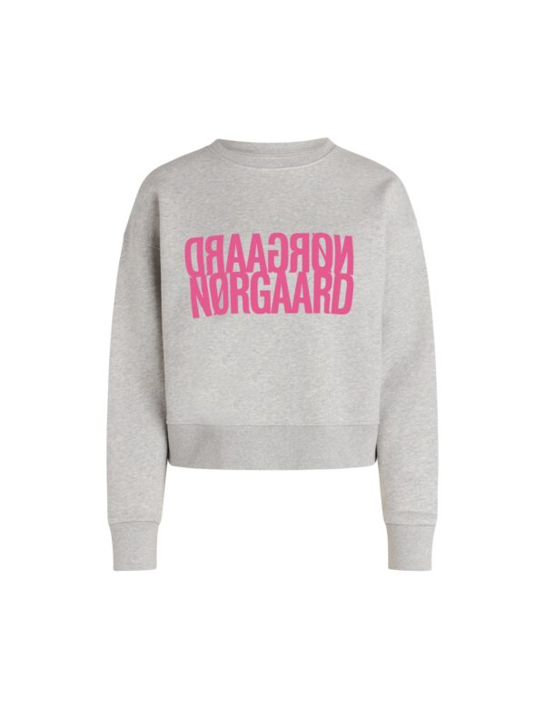 Mads Nørgaard - Organic Tilvina sweatshirt  - grå - Size (xxl) - Tøj > Joggingtøj > Sweatshirts  En klassisk sweatshirt fra Mads Nørgaard fremstillet af 100% økologisk bomuld med en blød børstet inderside. Trøjen er designet i en lysegrå farve med et stort pink logo. Pasformen er løs med crewneck og ribbede kanter.