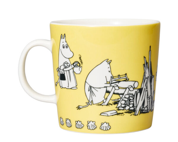 Moomin By Arabia - Mumi krus - 40 cl - Borddækning > Kopper & krus > Kopper med hank  MOOMIN by Arabias populære Mumi krus med skiftende figurer og motiver fra Mumidalen fås nu i en helt ny størrelse på 40 cl. På baggrund af mange henvendelser fra fans om ønsker om en større størrelse Mumi krus