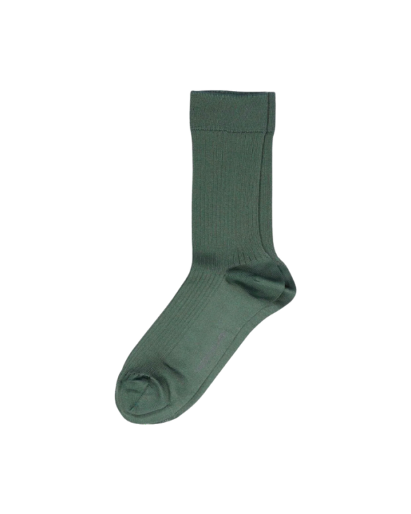 Mrs. Hosiery - Mrs. Silky Ribbed strømper- Dark Green - Accessories > Strømper & strømpebukser > Strømper  Grønne ribbede strømper fra Mrs. Hosiery. Strømperne findes i 2 størrelser.