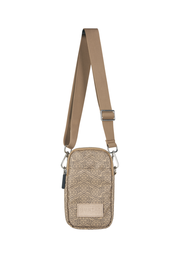 Munthe - Mevaline taske - Camel - Tasker > Crossbody tasker > Crossbody tasker  Lille taske fra Munthe designet med et all-over print med Munthe-emblem og et elegant Munthe logo mærke. Tasken er perfekt til atÂ opbevareÂ din telefon