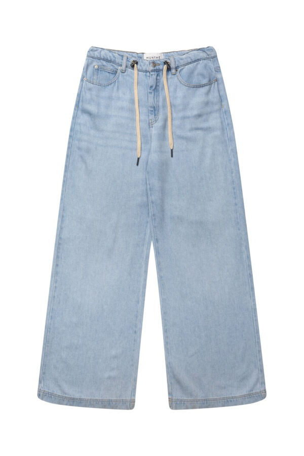 Munthe - Obey wide leg jeans  - blå - Size (42) - Tøj > Jeans > Wide leg jeans  Obey jeans er designet i en loose silhuet med vidde ben og rå snørrerlukning i taljen. Jeansene har en lys vask og har praktiske lommer i hver side.