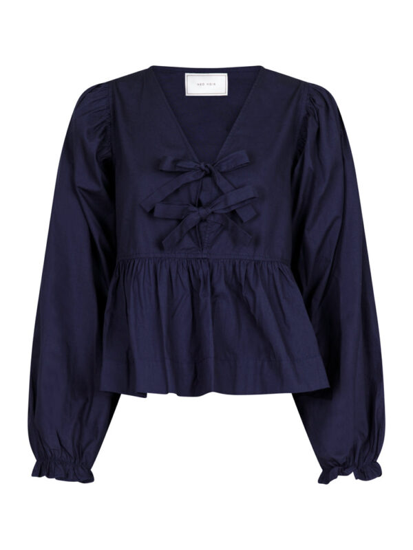 Neo Noir - Bessie C Poplin bluse  - blå - Size (42) - Tøj > Bluser > Bluser  Denne fine bluse fra Neo Noir kan både styles som sæt eller alene. Den kan bruges til alle anledninger og er den perfekte style til din efterårsgarderobe.