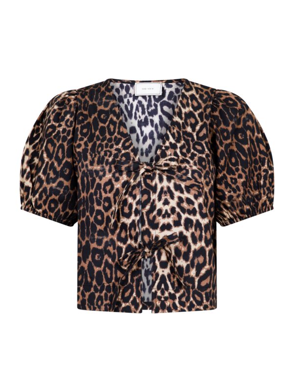 Neo Noir - Bianca Leo bluse  - mønstret - Size (40) - Tøj > Bluser > Bluser  Bianca Leo blusen fra Neo Noir er en kortærmet bluse med leopard print. Blusen er designet med elastik afslutning i ærmerne