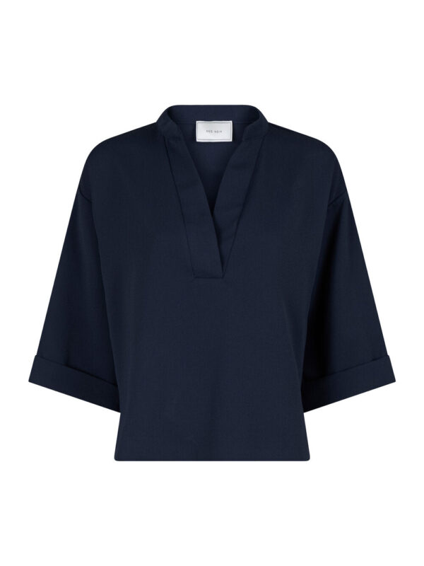 Neo Noir - Luma Crepe bluse  - blå - Size (40) - Tøj > Bluser > Bluser  Luma Crepe blusen er designet i en loose silhuet med 3/4 ærmer og v-halsudskæring. Blusen er lavet i en fin navy farve.Â 