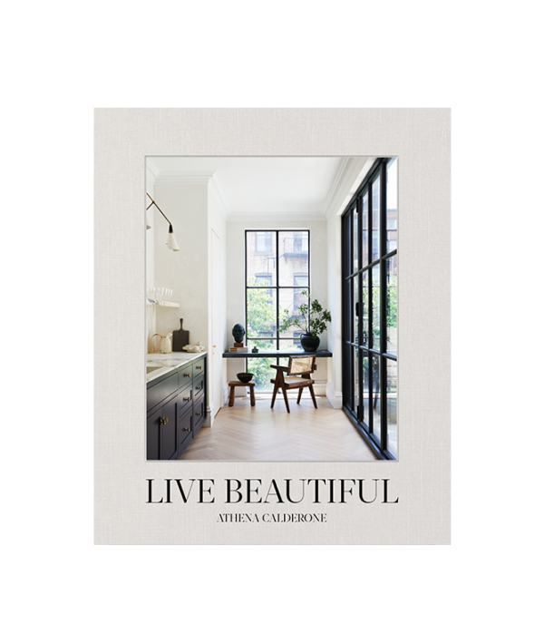 New Mags - Live Beautiful bog - Interiør > Bøger > Livstilsbøger  I denne smukke coffe table book giver Athena Calderone en masse inspiration til indretning og decor. Bogen er fyldt med en masse flotte billeder af bl.a. Athenas egne to boliger og andre inspirerende hjem. Athena giver også en guide til hvordan man selv k