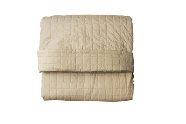 Omhu Quilted Percale sengetæppe - Mud - Puder & tekstiler > Sengetæpper > Sengetæpper  Sengetæppet er lavet i rolige og klassiske farver