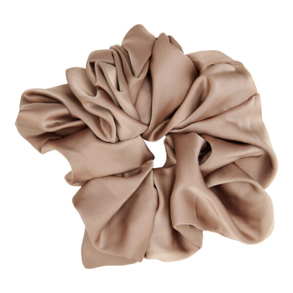 Pico - Cali Scrunchie - Taupe - Accessories > Hårpynt > Hårpynt  Cali Scrunchien er designet i et klassisk look og lavet i skinnende satinstof