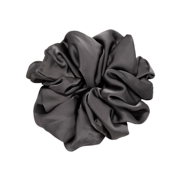 Pico - Cali Scrunchie - grå - Accessories > Hårpynt > Hårpynt  Cali Scrunchien er designet i et klassisk look og lavet i skinnende satinstof