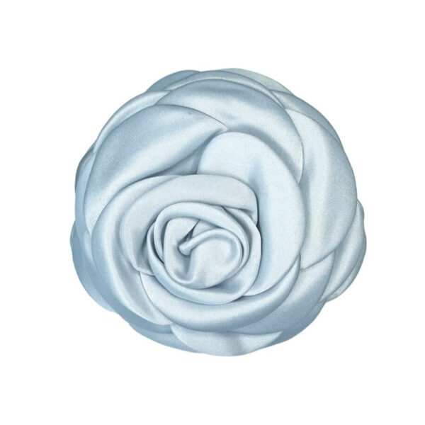 Pico - Giant Satin Rose hårklemme - Dove - Accessories > Hårpynt > Hårspænder  Giant Satin Rose hårklemmen er en stor hårklemme designet som en rose. Denne rose er designet i farven Dove