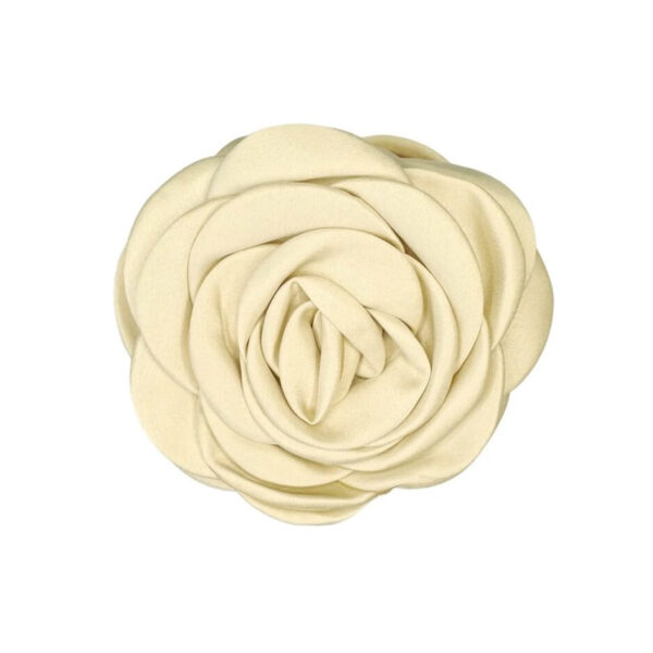 Pico - Giant Satin Rose hårklemme - beige - Accessories > Hårpynt > Hårklemmer  Giant Satin Rose hårklemmen er en stor hårklemme designet som en rose. Denne rose er designet i farven beige.