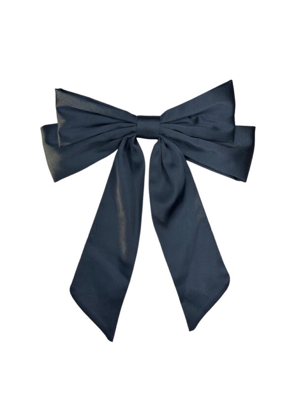 Pico - Isabella Bow hårspænde - Midnight - Accessories > Hårpynt > Hårspænder  Isabella Bow hårspændet i en mørkeblå farve. Hårspændet er fra PicoÂ og harÂ et satin-look.