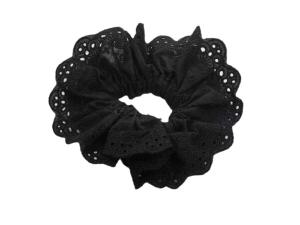 Pico - Lace Scrunchie - sort - Accessories > Hårpynt > Hårpynt  Lace Scrunchien er designet fine blonder som tilfører et strejf af romantik til den klassiske scrunchie.Â 